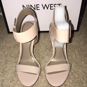 NWOT size 5 Nine West nude Brodea heeled sandal